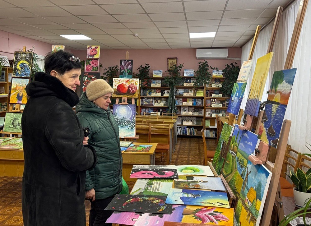 Відвідувачки виставки «Кольори мрій» в бібліотеці в Кагарлику