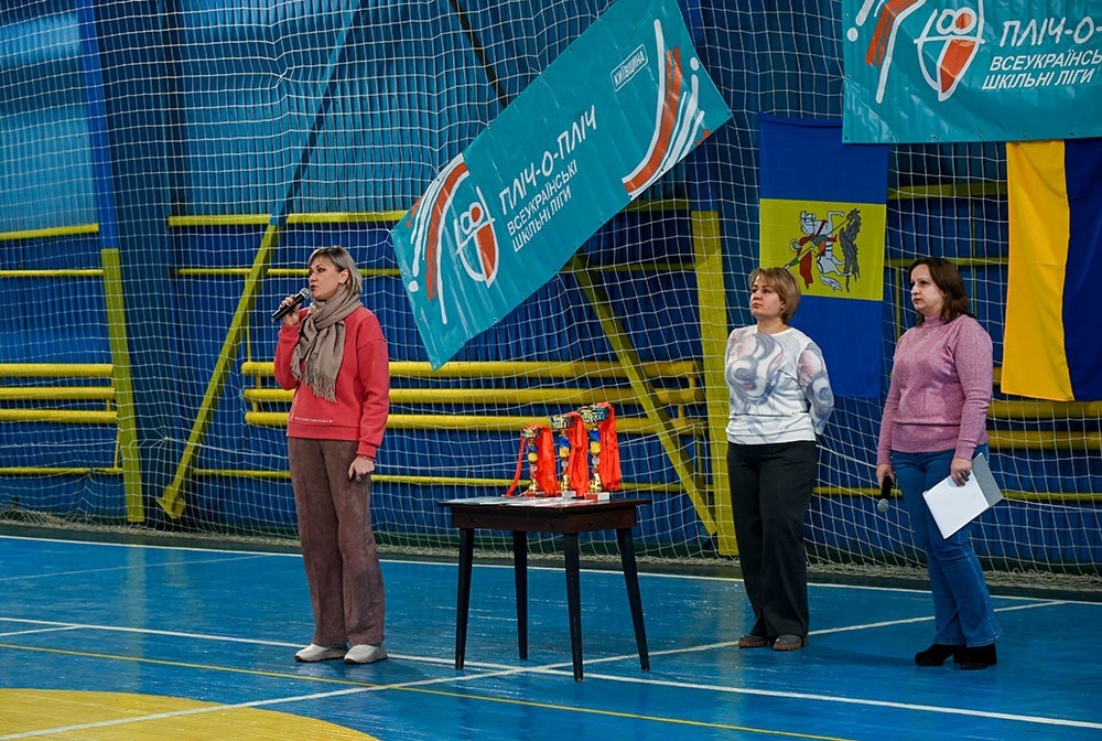 Оксана Шершень вітає учасників змагань із баскетболу в Кагарлику