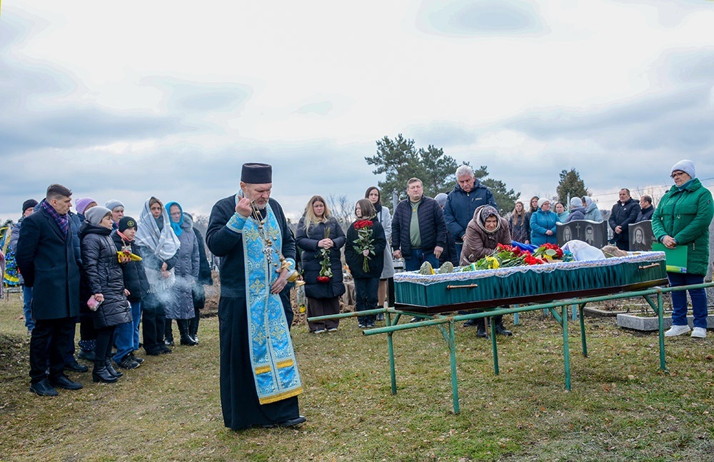У селі Слобода на Кагарличчині провели в останню путь воїна Олександра Полторака 11