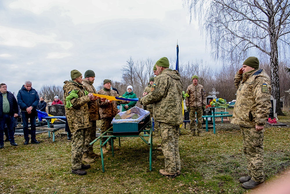 У селі Слобода на Кагарличчині провели в останню путь воїна Олександра Полторака 12