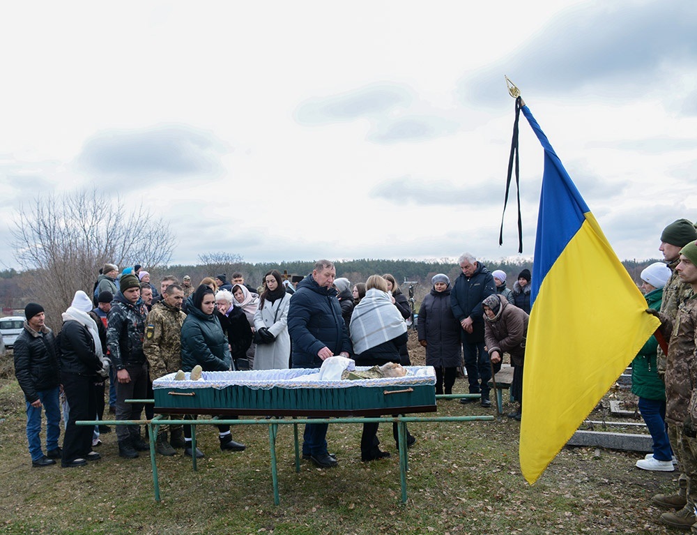 У селі Слобода на Кагарличчині провели в останню путь воїна Олександра Полторака 15