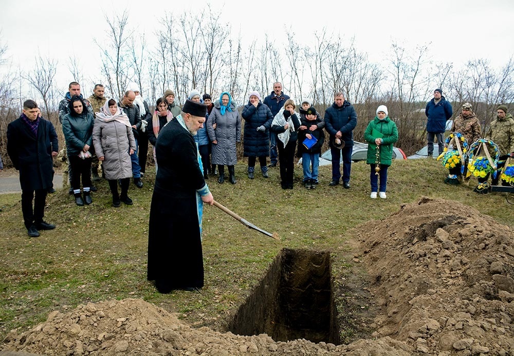 У селі Слобода на Кагарличчині провели в останню путь воїна Олександра Полторака 17