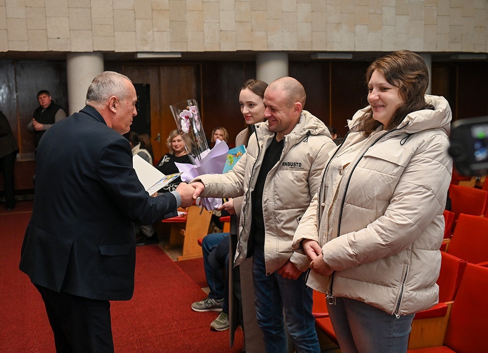 Олександр Панюта вручає подарункові сертифікати батькам перших новонароджених жителів Кагарличчини у 2025 році