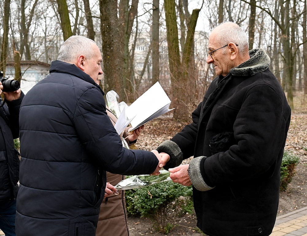 Кагарлицький міський голова Олександр Панюта вручає Подяку воїнові-інтернаціоналісту Василю Рябому