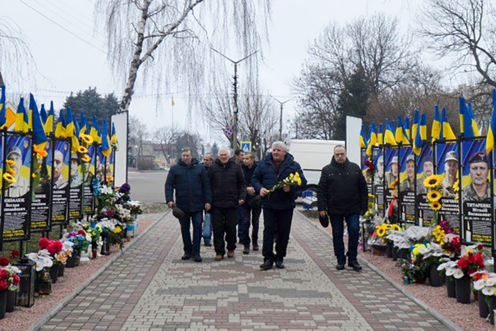 Воїни-інтернаціоналісти вшанували пам'ять про захисників України на Алеї Слави в Кагарлику