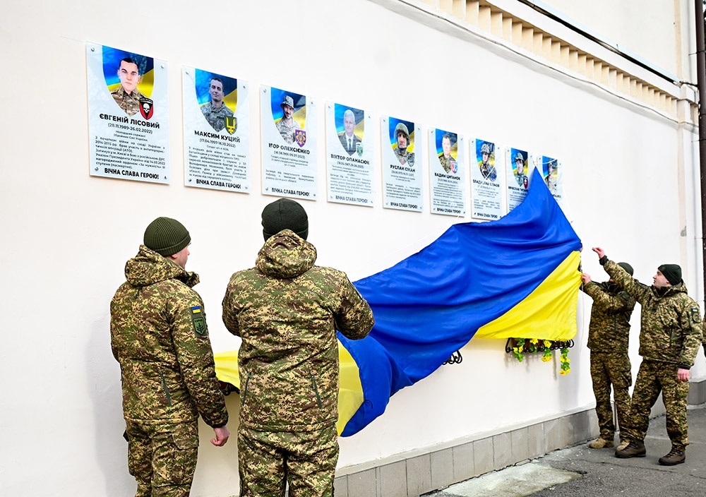 Почесну місію відкриття меморіальних дощок загиблим Героям-випускникам на Кагарлицькому ліцеї №4 доручили воїнам Нацгвардії