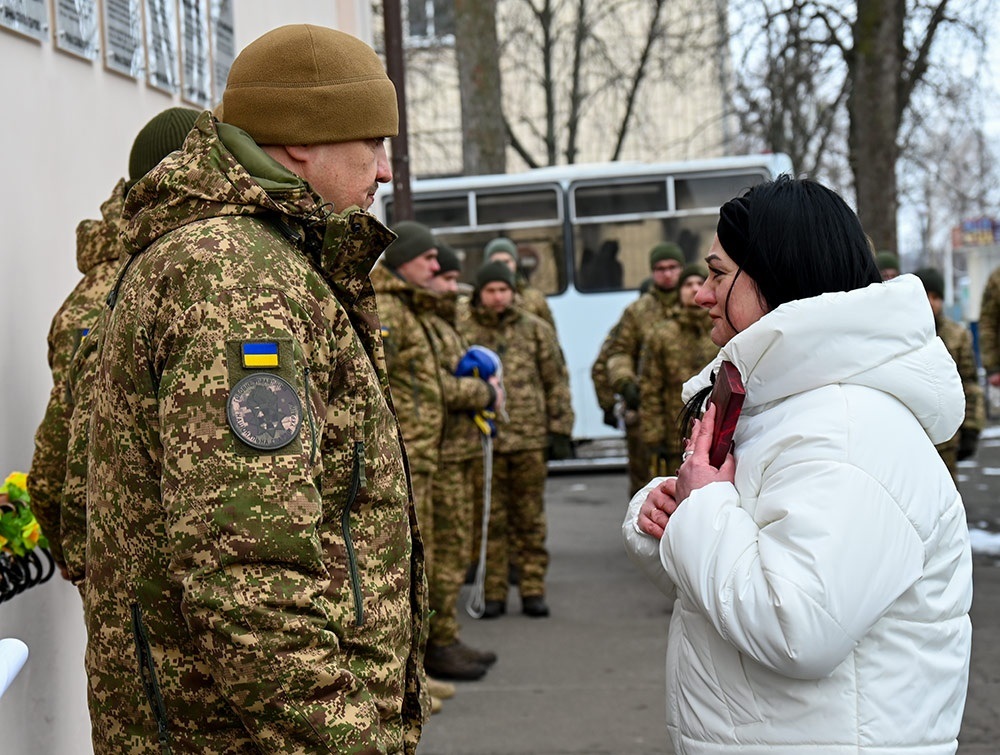Полковник Віталій Шум вручає посмертну нагороду Владислава Клімова - орден «За мужність» III ступеня - його мамі Наталії Сергіївні
