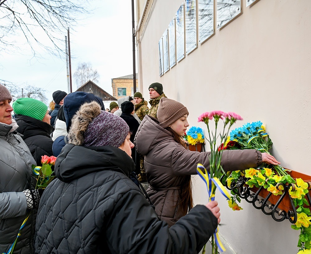 Відкриття меморіальних дощок загиблим Героям-випускникам на Кагарлицькому ліцеї №4: квіти Героям