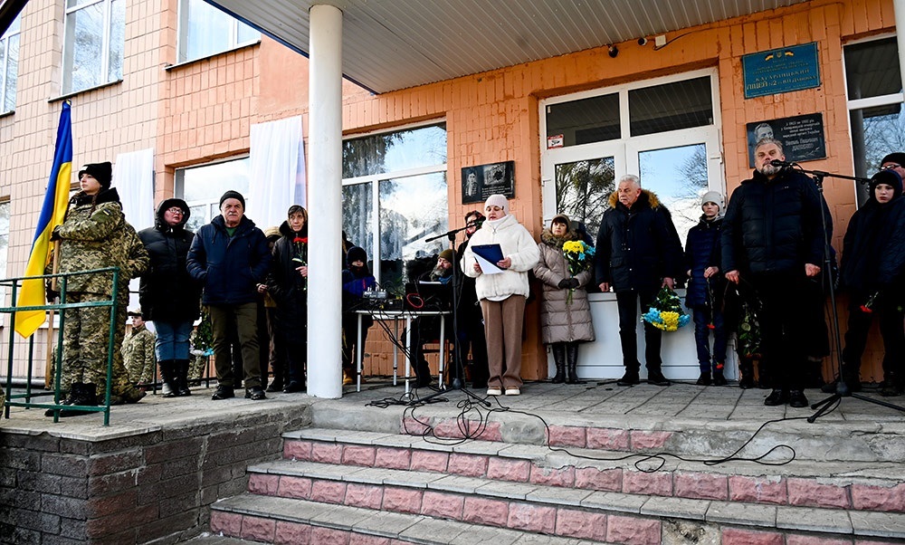 Відкриття меморіальних дощок загиблим Героям-випускникам на Кагарлицькому ліцеї №2. слово про Героїв каже Віта Дячук