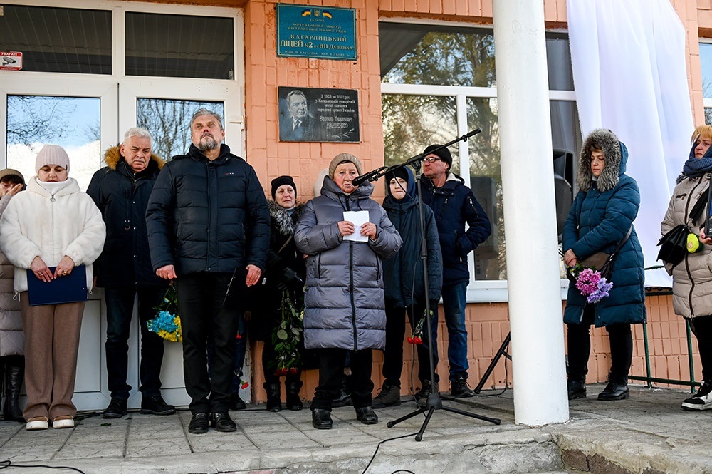 Відкриття меморіальних дощок загиблим Героям-випускникам на Кагарлицькому ліцеї №4: вірш-посвяту Героям читає мама Олександра Палажченка Людмила Палажченко