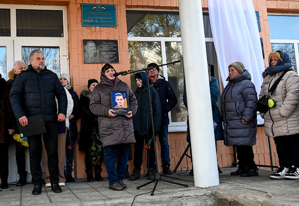 Відкриття меморіальних дощок загиблим Героям-випускникам на Кагарлицькому ліцеї №2: до учасників заходу звертається мама Андрія Лящука  Олена Соколовська.