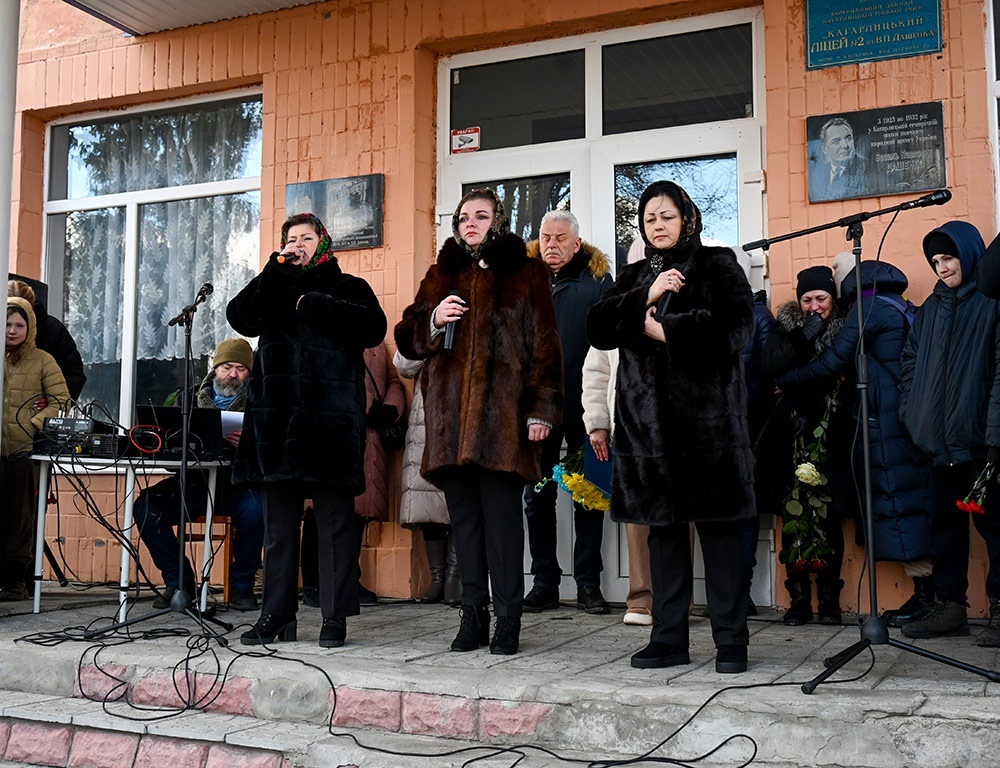 Відкриття меморіальних дощок загиблим Героям-випускникам на Кагарлицькому ліцеї №2: пісню «Журавлі» виконує вокальний ансамбль «Зорецвіт»