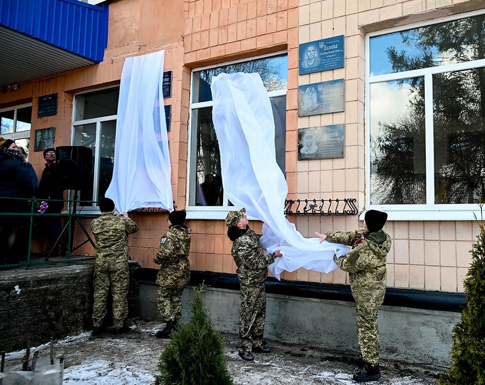 Почесну місію відкриття меморіальних дощок загиблим Героям-випускникам на Кагарлицькому ліцеї №доручили лідерам куреня імені Геннадія Купрікова