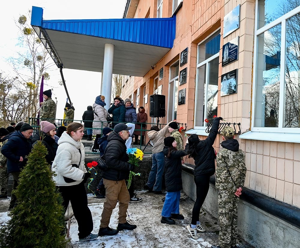 Відкриття меморіальних дощок загиблим Героям-випускникам на Кагарлицькому ліцеї №2: квіти Героям