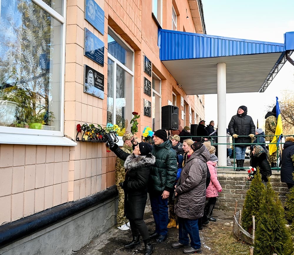 Відкриття меморіальних дощок загиблим Героям-випускникам на Кагарлицькому ліцеї №2: квіти Героям 2