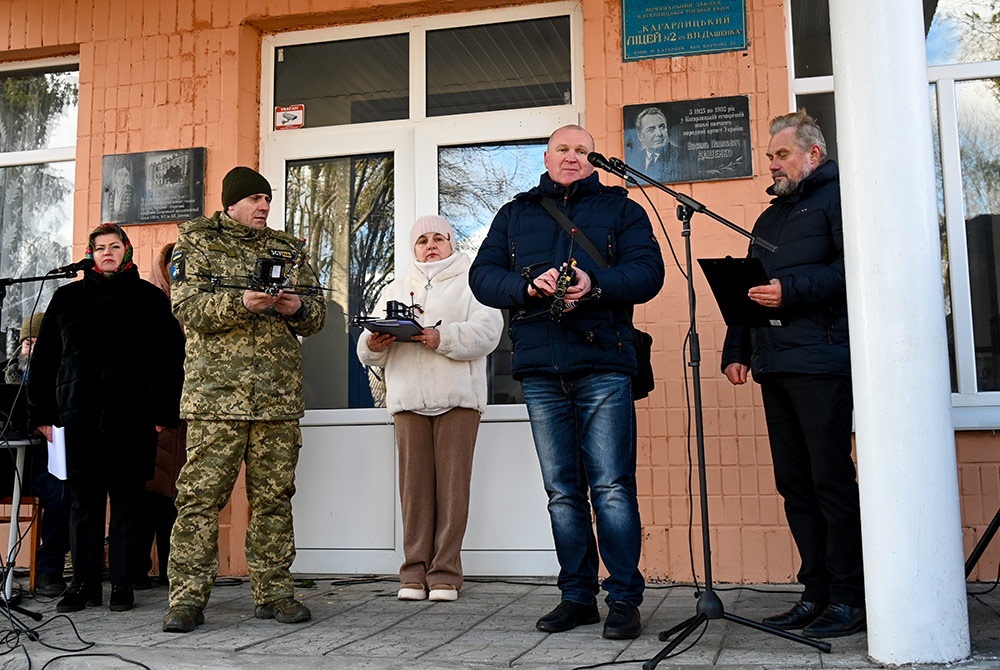Відкриття меморіальних дощок загиблим Героям-випускникам на Кагарлицькому ліцеї №2: Володимир Гавриленко передає дрони Анатолію Єрмоліну