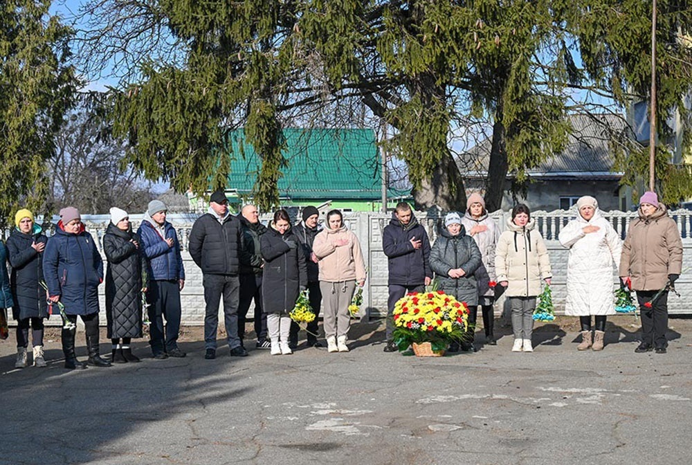 Відкриття меморіальної дошки загиблому Герою-земляку Олександру Пушу в Переселенській гімназії: звучить Гімн України 1