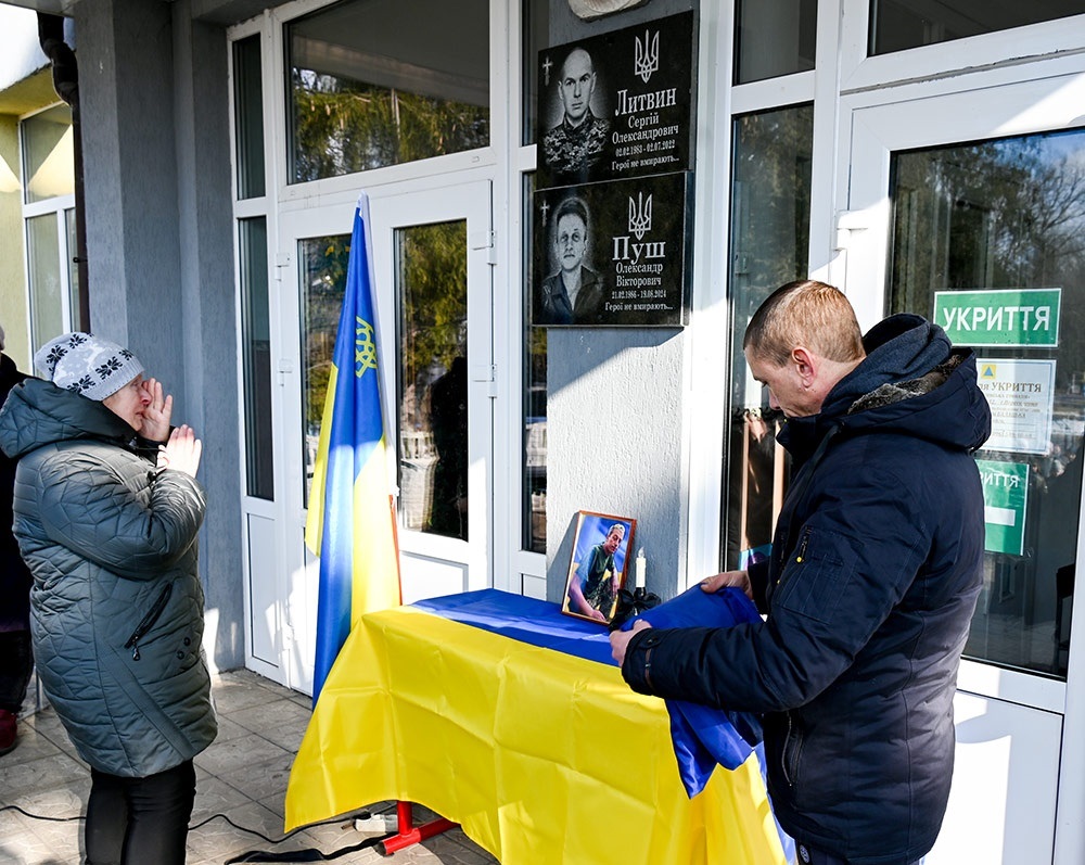 Меморіальну доку загиблому Герою Олександру Пушу на Переселенській гімназії відкрили його мама і брат