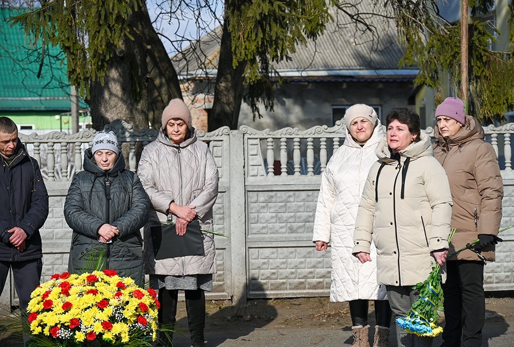 Відкриття меморіальної дошки загиблому Герою-земляку на Переселенській гімназії: щирі слова про загиблих Героїв-земляків каже староста села Сніжана Шевченко