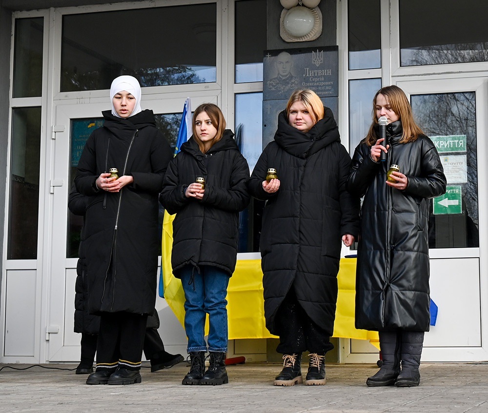 Відкриття меморіальної дошки загиблому Герою-земляку  на Переселенській гімназії: вірші читають учениці