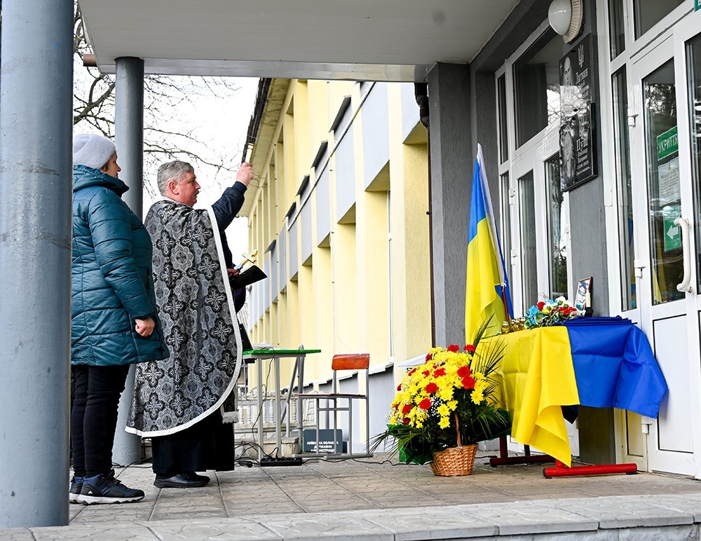 Меморіальні дошки освячує  настоятель храму Пресвятої Богородиці села Переселення Кагарлицького благочиння  Юрій Король