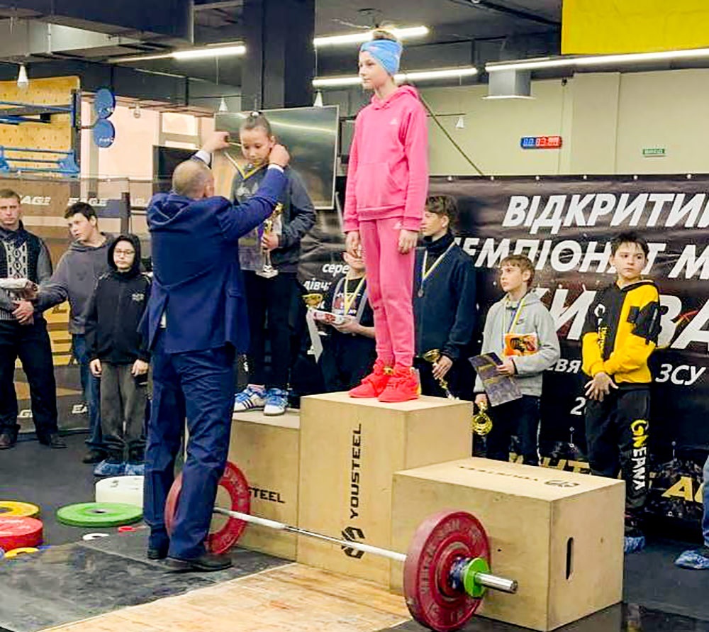 Під час нагородження на чемпіонаті в Києві: медаль отримує Єва Козаченко із села Балико-Щучинка Ржищівської МТГ 