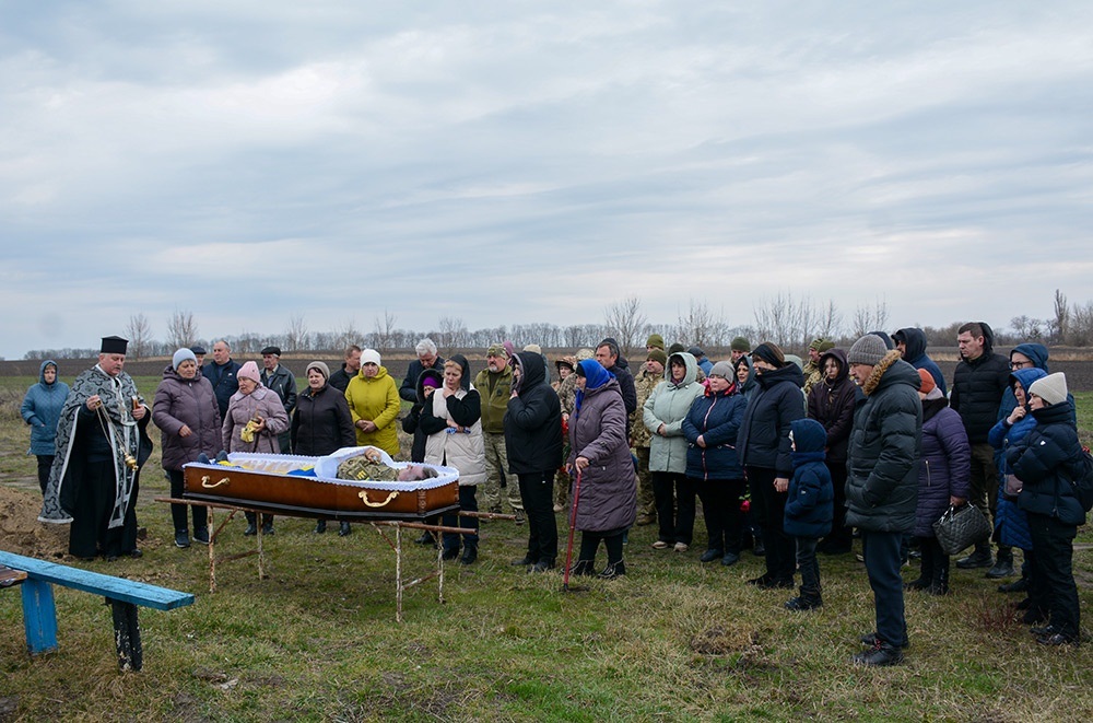 У Зеленому Яру провели в останню путь захисника Костянтина Панченка 11