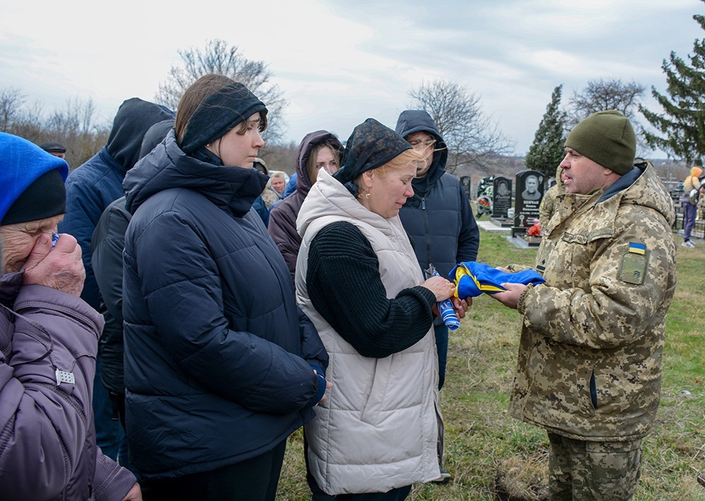 У Зеленому Яру провели в останню путь захисника Костянтина Панченка 15