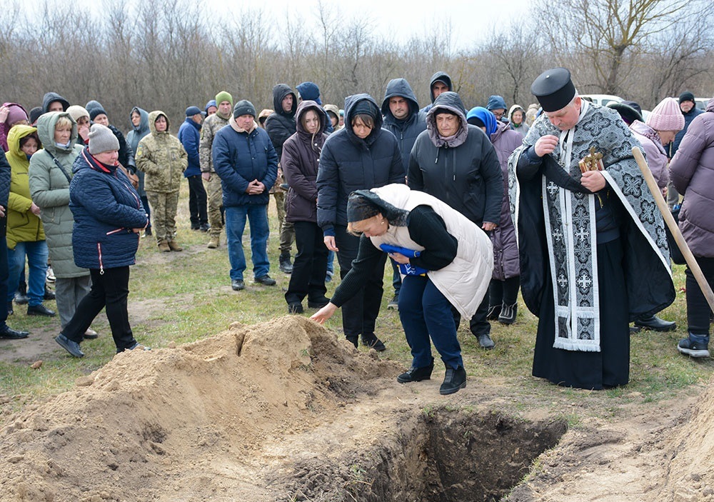 У Зеленому Яру провели в останню путь захисника Костянтина Панченка 19