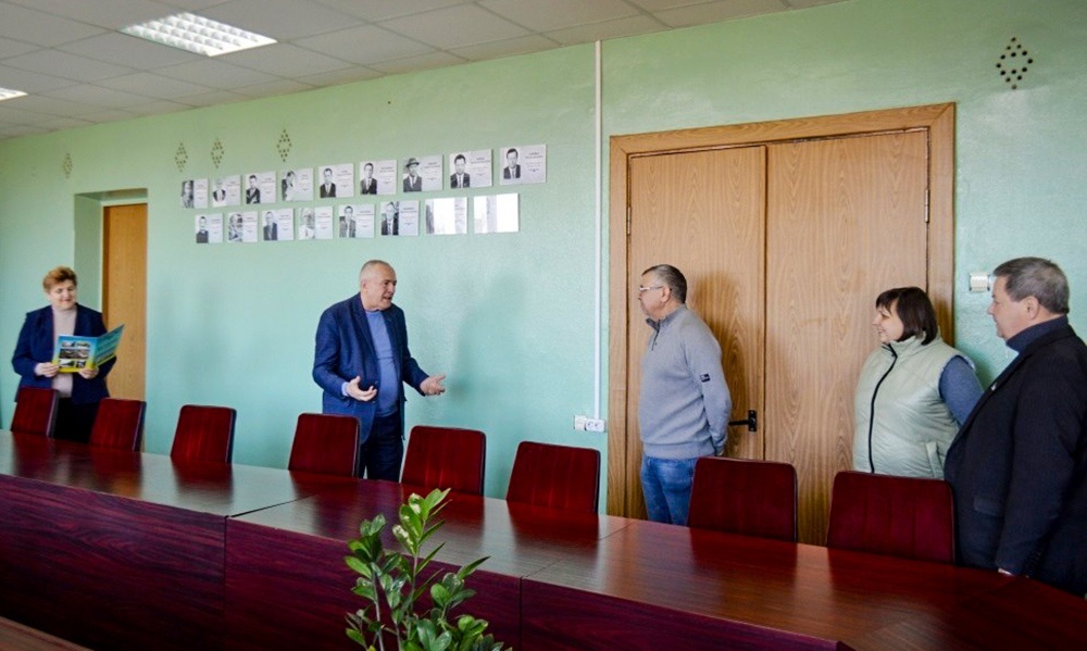 Кагарлицький міський голова Олександр Панюта та його заступниця Любов Коваль вітають журналістів районки із ювілеєм «Вісника Кагарличчини»
