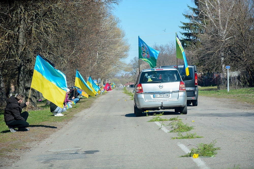 Мирівка на колінах зустрічає загиблого Героя-захисника Ігоря Колошу