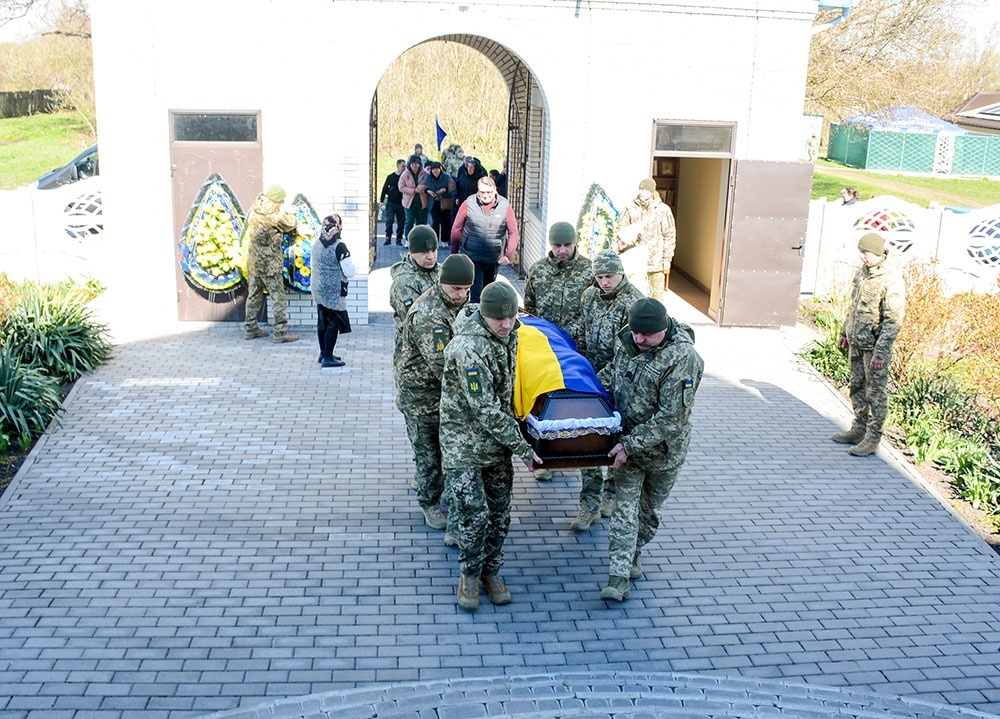 У Мирівці провели в останню путь воїна Ігоря Колошу