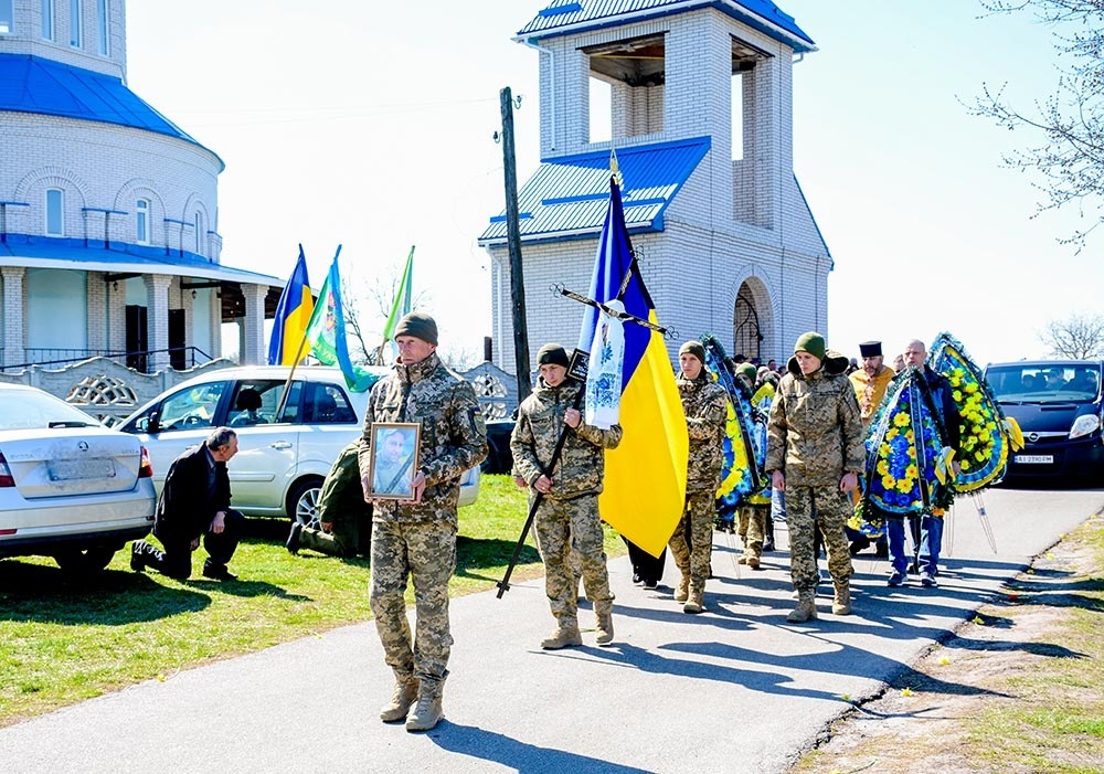 У Мирівці провели в останню путь воїна Ігоря Колошу 5