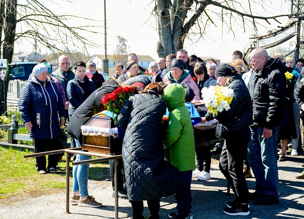У Мирівці провели в останню путь воїна Ігоря Колошу 11
