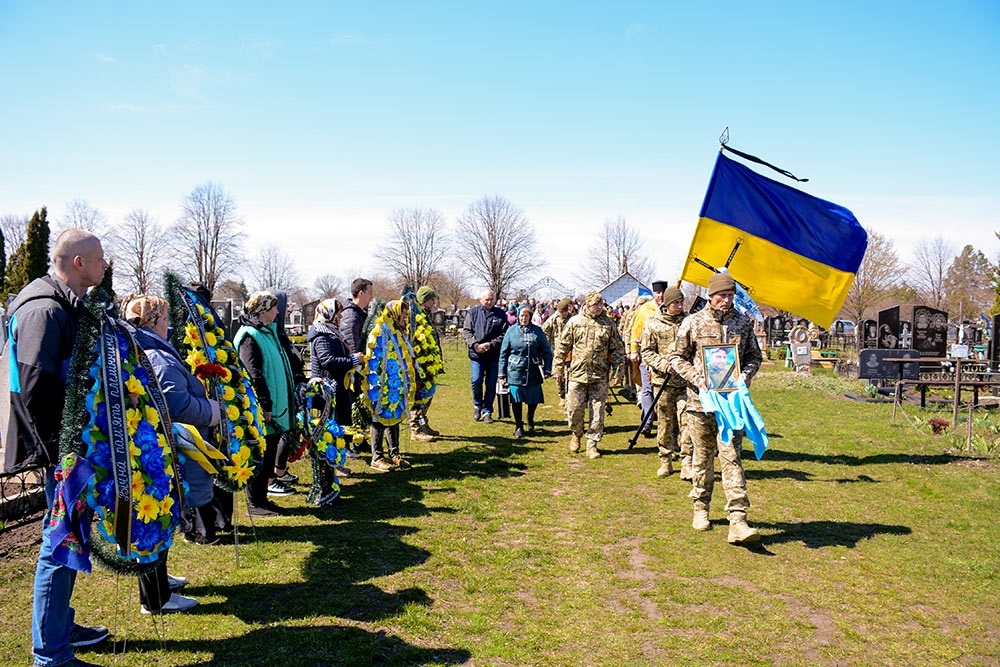 У Мирівці провели в останню путь воїна Ігоря Колошу 13