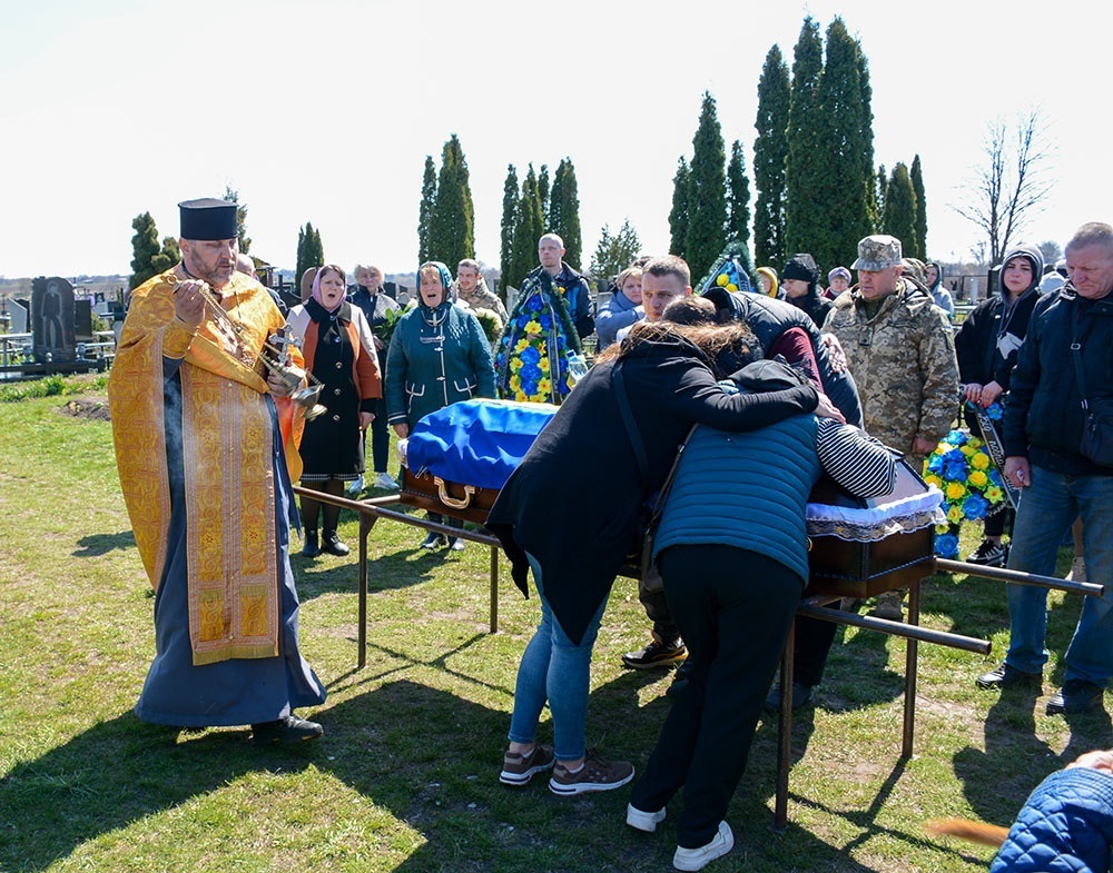 У Мирівці провели в останню путь воїна Ігоря Колошу 14