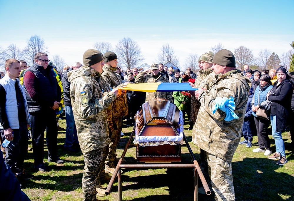 У Мирівці провели в останню путь воїна Ігоря Колошу 16