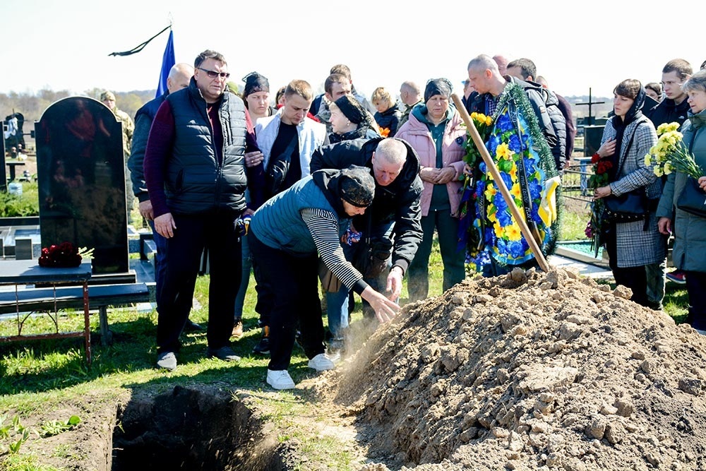 У Мирівці провели в останню путь воїна Ігоря Колошу 20