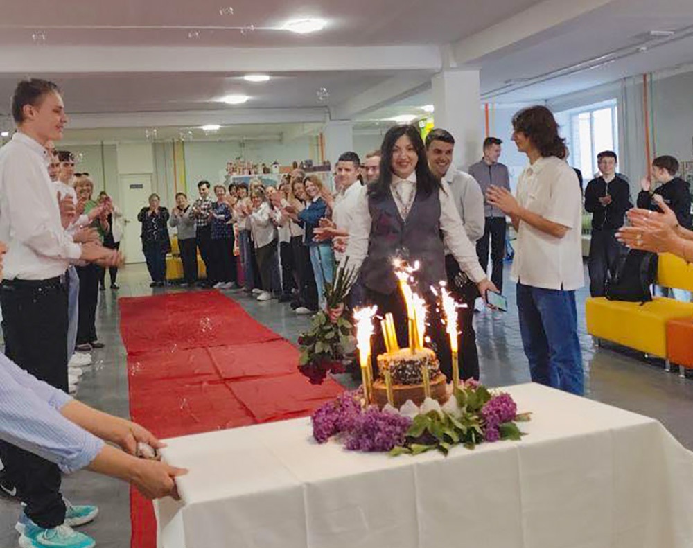 Кагарлицький ліцей №3 зустрічає Оксану Яошовець червоною доріжкою, оплесками квітами та тортом