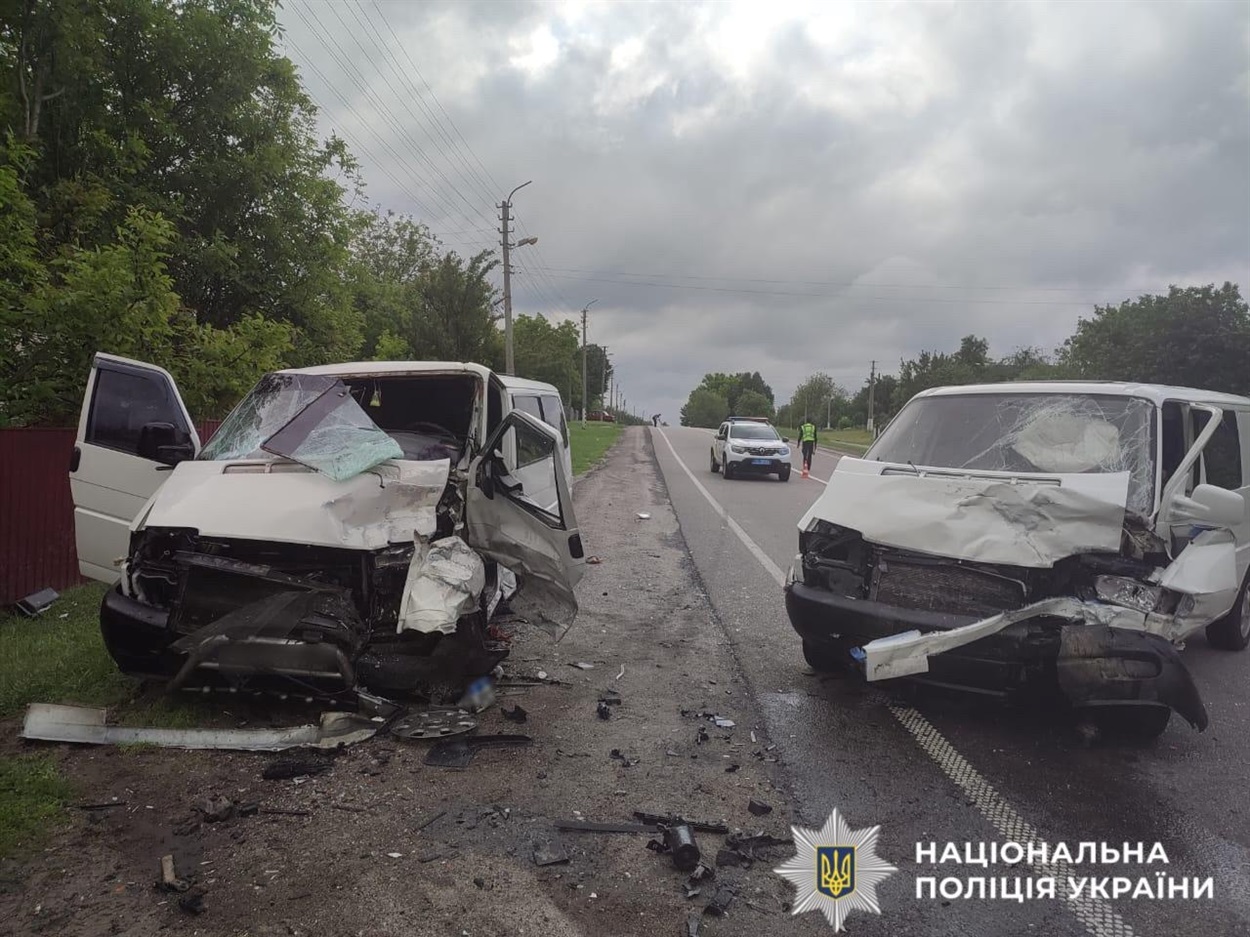 ДТП в селі Липовець на Кагарличчині - постраждали водії та пасажирка мікроавтобусів