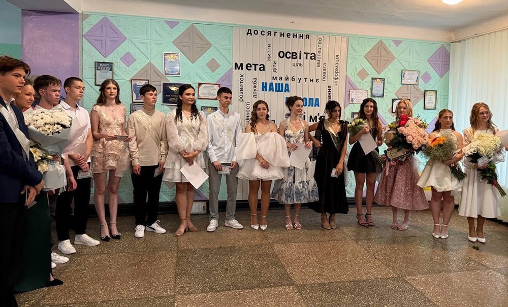 Під час вручення свідоцтв про повну загальну середню освіту у Ржищівському ліцеї "Лідер"