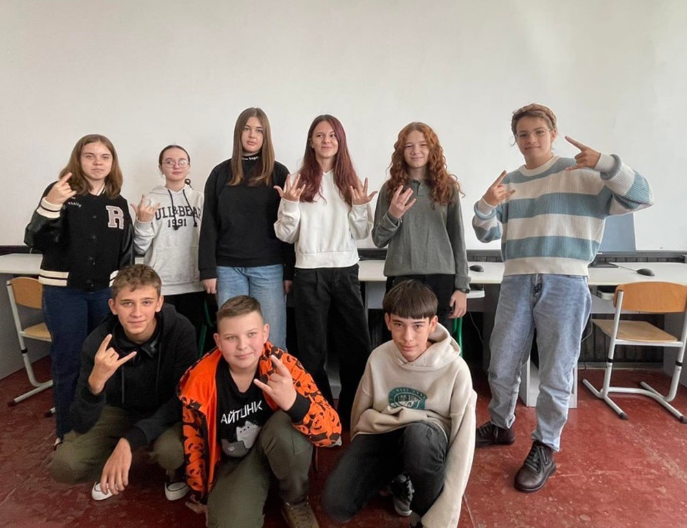 Учні 8-В класу Кагарлицького ліцею №3 - учасники  міжнародного eTwinning-проєкті «SVS»