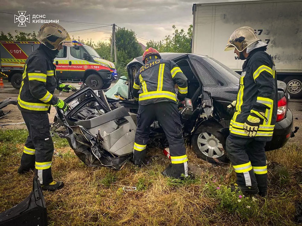 Білоцерківським рятувальникам довелося деблоковувати тіла загиблих водіїв та постраждалого пасажира за допомогою спецінструмента
