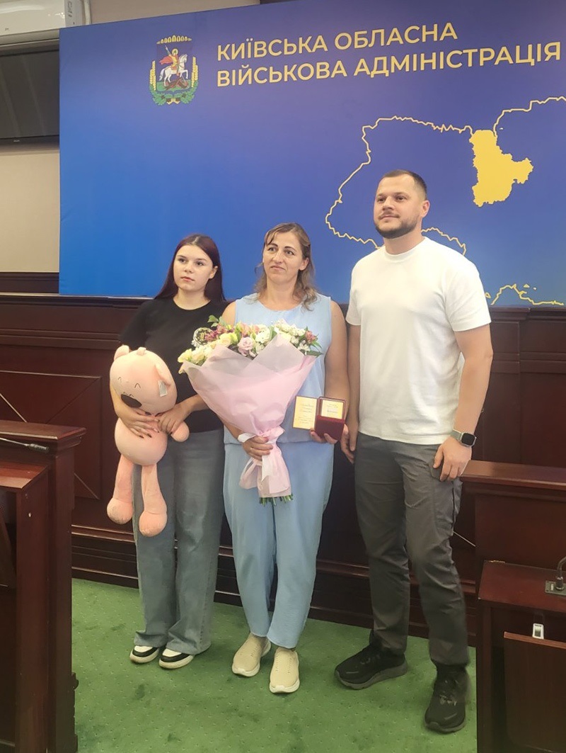 Тетяна Легкобит із дочкою Богданою з Кагарлика та Микола Калашник під час церемонії вручення атрибутів почесного звання «Мати-героїня» в Київській ОВА