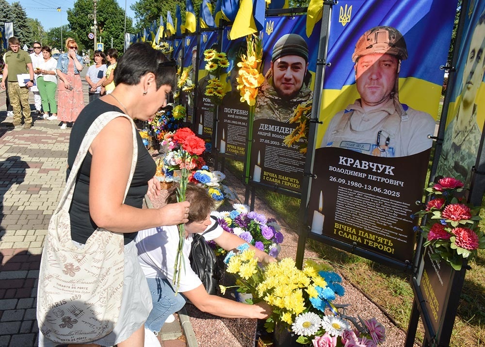 На Алеї Слави Героїв в Кагарлику під час відкриття пам'ятного банера на честь полеглого Героя Володимира Кравчука