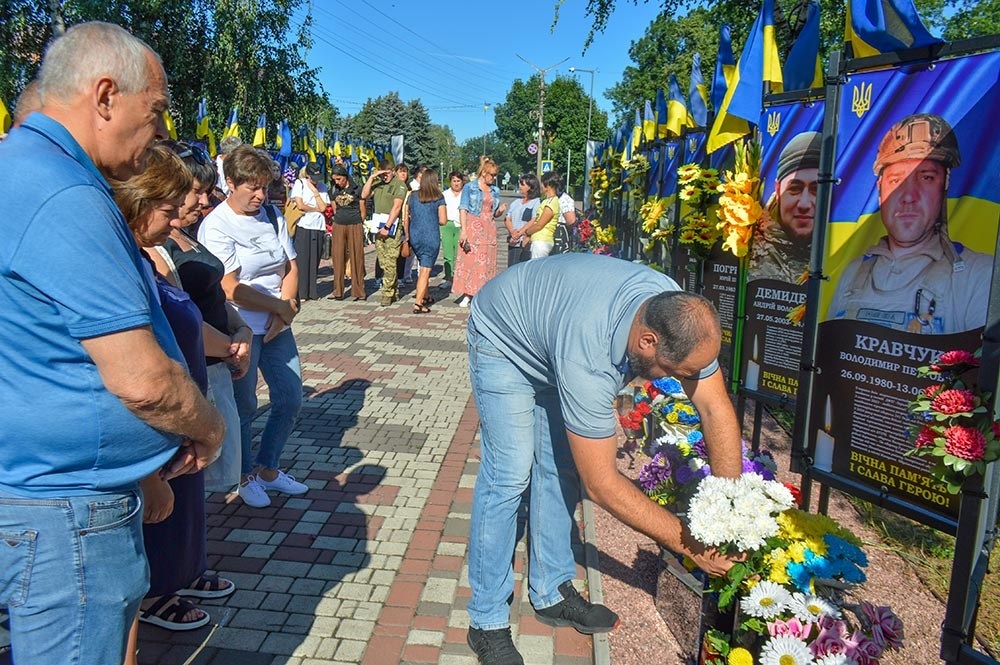 На Алеї Слави Героїв в Кагарлику під час відкриття пам'ятного банера на честь полеглого Героя Володимира Кравчука 2