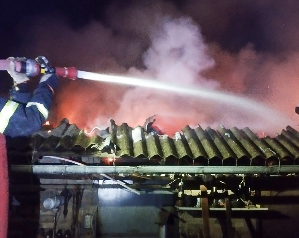 Пожежа в Мирівці на Кагарличчині: горить господарча будівля