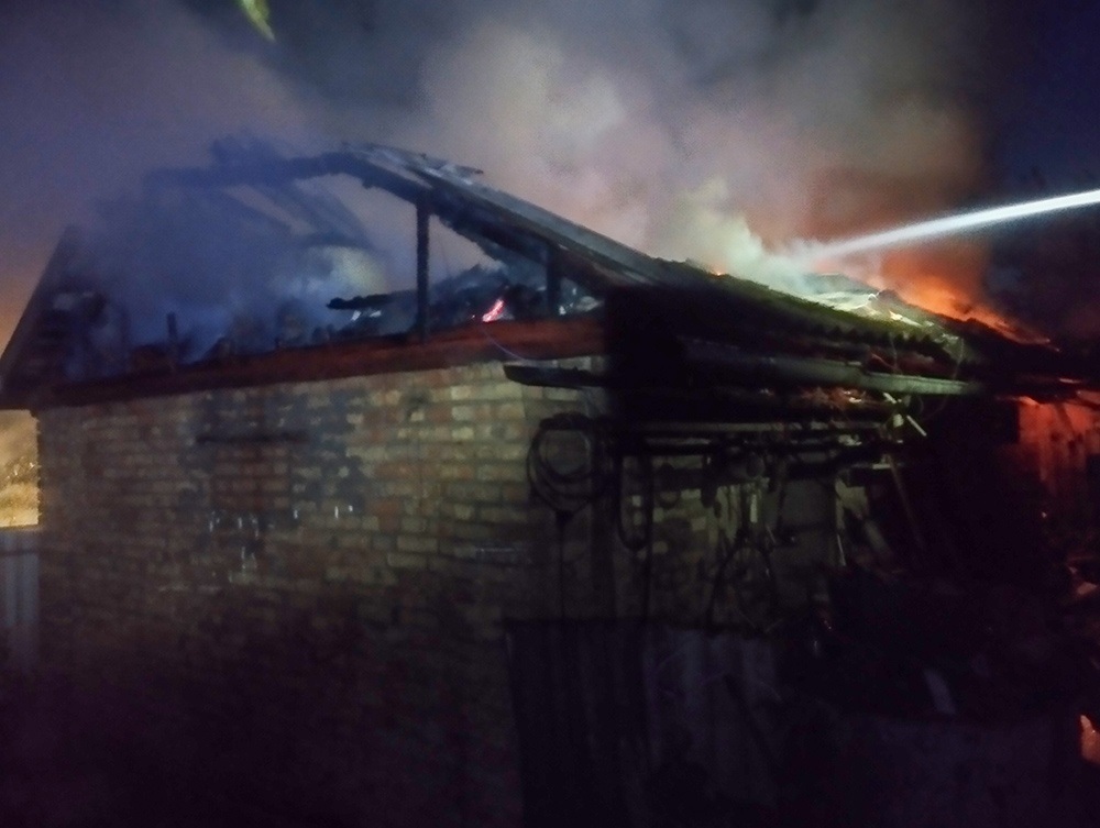Пожежа в Мирівці на Кагарличчині: горить господарча будівля