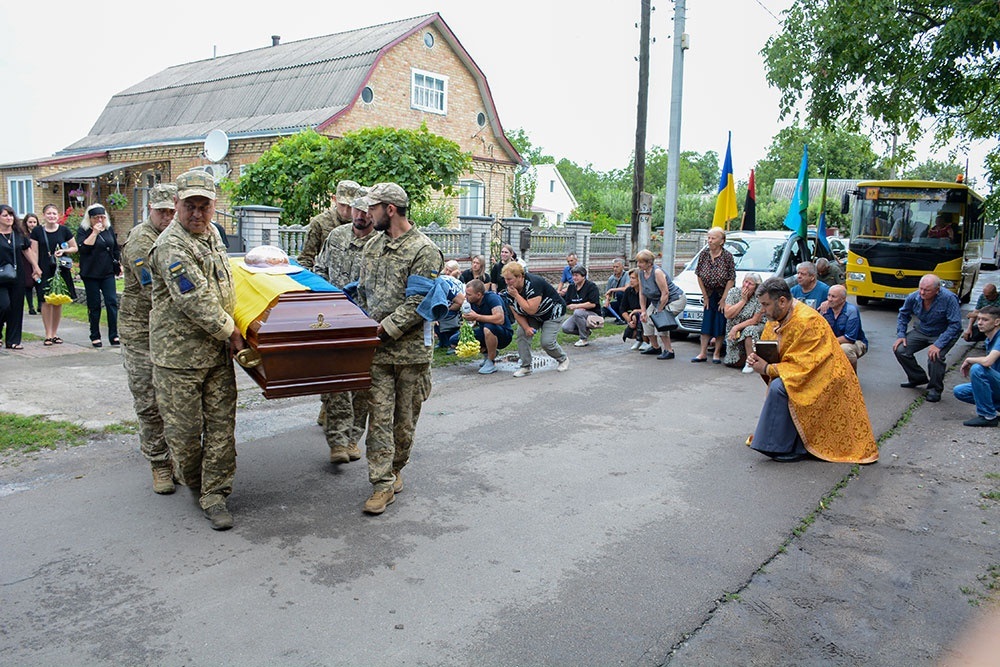 У Кагарлику провели в останню путь воїна Олега Костюченка 8