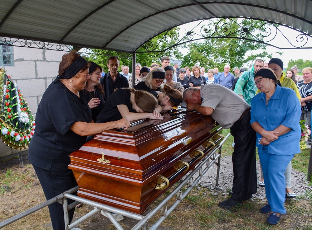 У Кагарлику провели в останню путь воїна Олега Костюченка 19